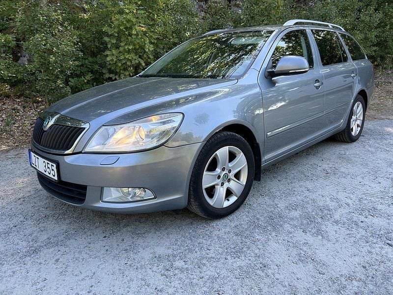Grå Begagnad 2012 Skoda Octavia Elegance Kombi | 39 900 kr (Bra pris) - Bild 1/4