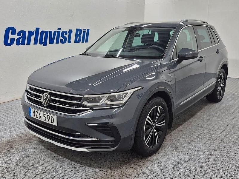 Mörkgrå (dolphin grey metallic) Begagnad 2024 VW Tiguan Elegance SUV | 384 000 kr (Marknadspris) - Bild 1/4