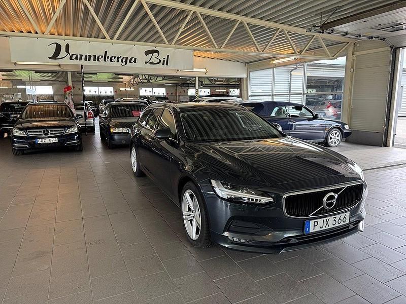 Grå Begagnad 2017 Volvo V90 Momentum Kombi | 209 900 kr (Marknadspris) - Bild 1/4