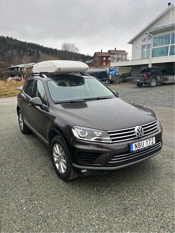 Brun Begagnad 2016 VW Touareg SUV | 179 500 kr (Bra pris) - Bild 1/4