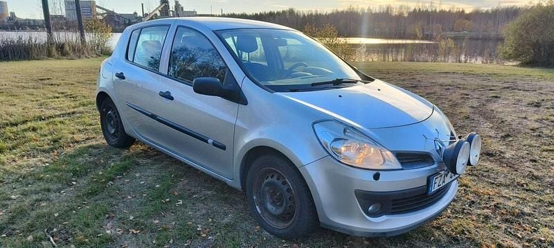 Grå Begagnad 2008 Renault Clio R.S. Halvkombi | 24 000 kr (Marknadspris) - Bild 1/4
