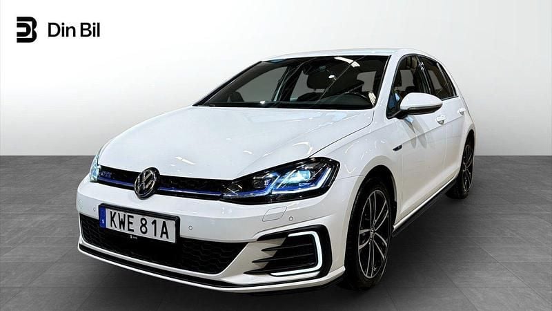 Vit Begagnad 2019 VW Golf VIII GTE Halvkombi | 219 900 kr (Marknadspris) - Bild 1/4