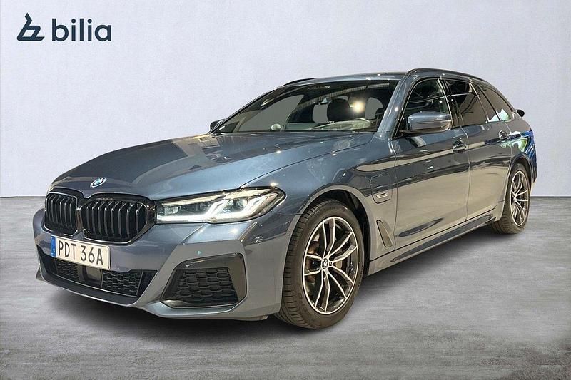 Blå Begagnad 2022 BMW 530e M Sport Kombi | 419 000 kr (Lite dyr) - Bild 1/4