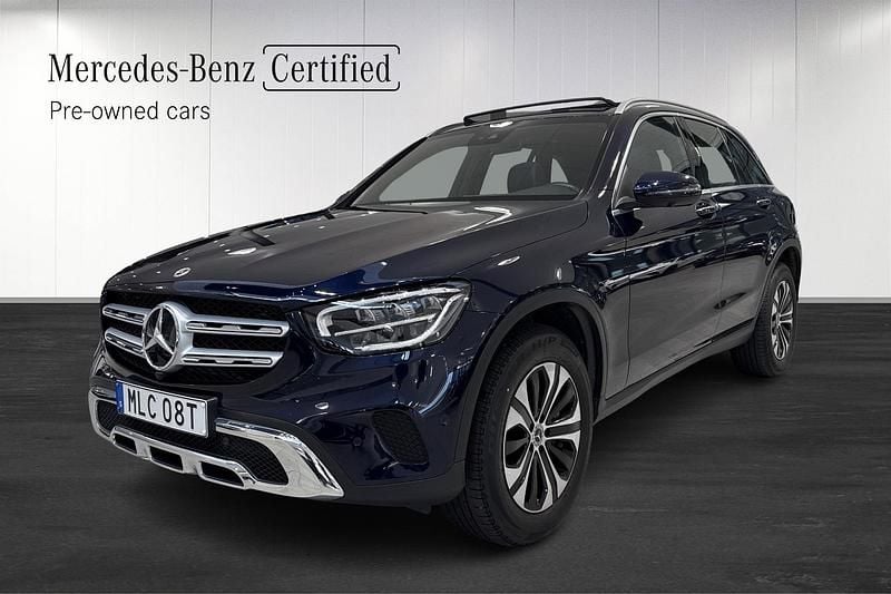Mörkblå (blue) Begagnad 2022 Mercedes GLC300e SUV | 449 900 kr (Marknadspris) - Bild 1/4