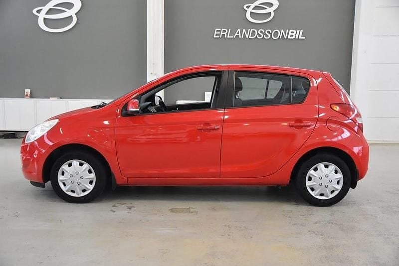 Begagnad Hyundai i20 Select 101 HK (74 kW) 2010 Röd Halvkombi