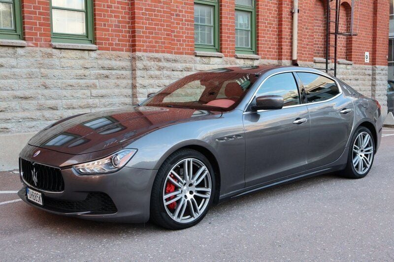 Mörkgrå Begagnad 2015 Maserati Ghibli Sportkupé | 239 900 kr - Bild 1/4