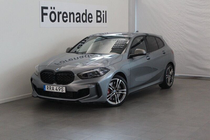 Grå Begagnad 2023 BMW M135 Shadowline Halvkombi | 449 000 kr (Lite dyr) - Bild 1/4