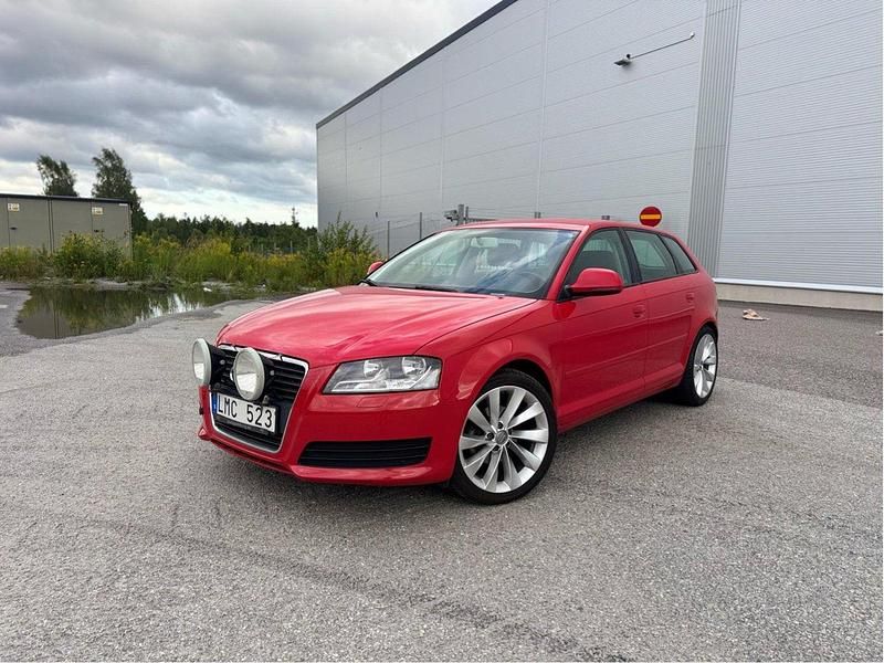 Röd Begagnad 2009 Audi A3 Sportback Attraction Halvkombi | 75 000 kr (Marknadspris) - Bild 1/4