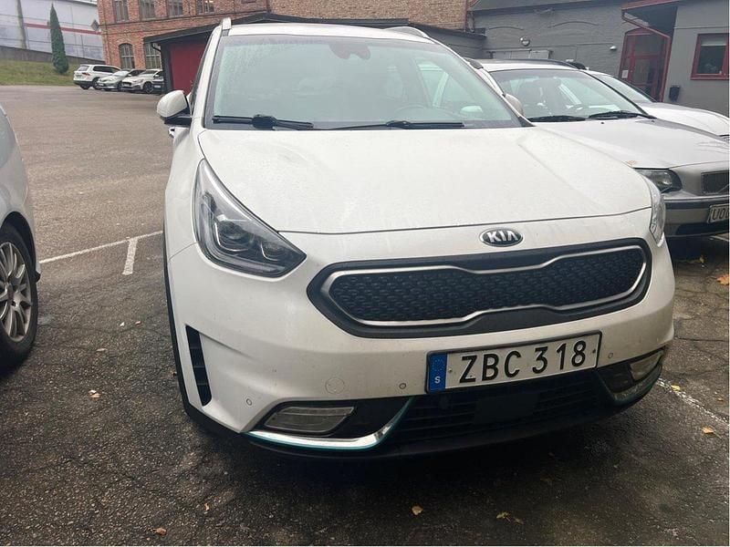 Vit Begagnad 2018 Kia Niro Advance SUV | 165 000 kr (Marknadspris) - Bild 1/4