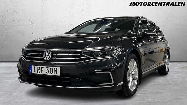 Mörkgrå (grå) Begagnad 2019 VW Passat GTE Kombi | 249 000 kr (Marknadspris) - Bild 1/4