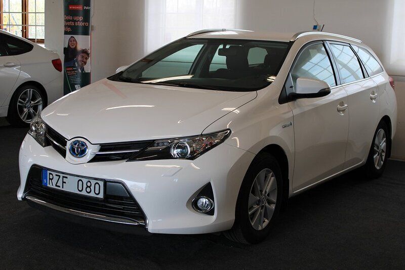 Vit Begagnad 2013 Toyota Auris Hybrid Kombi | 149 800 kr (Marknadspris) - Bild 1/4