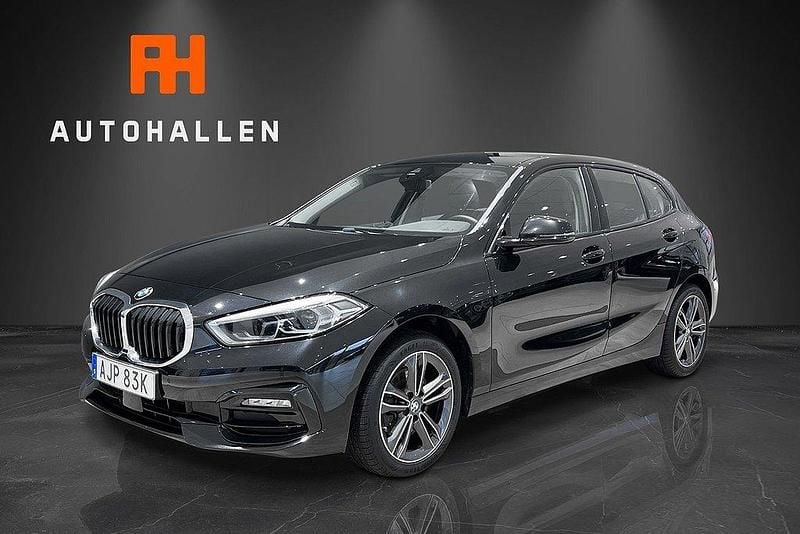 Svart Begagnad 2021 BMW 118 Sport Line Halvkombi | 224 900 kr (Marknadspris) - Bild 1/4