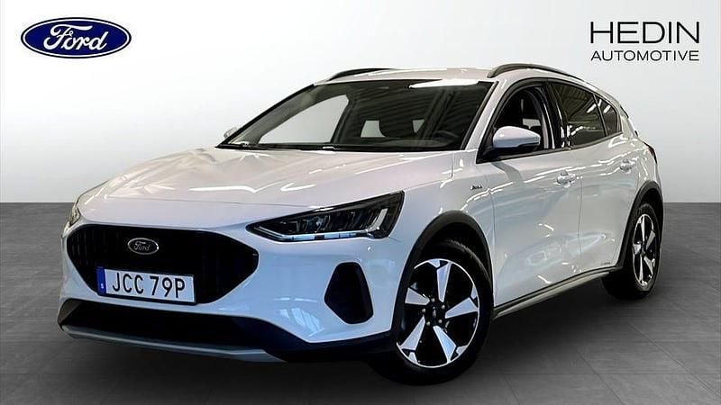 Vit Begagnad 2023 Ford Focus Active Halvkombi | 194 900 kr (Marknadspris) - Bild 1/4