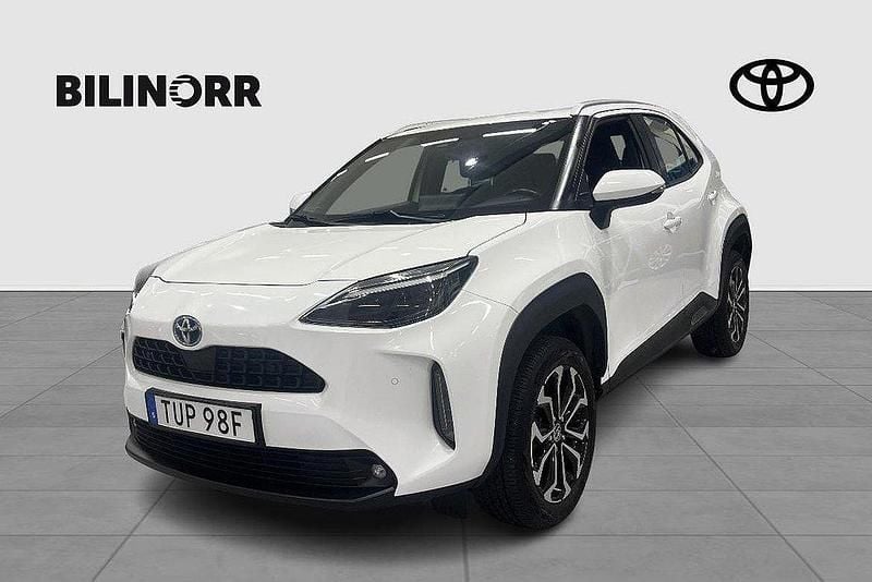 Vit Begagnad 2022 Toyota Yaris Cross SUV | 279 400 kr (Bra pris) - Bild 1/3