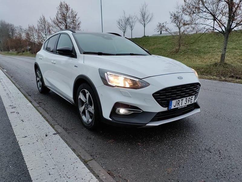 Vit Begagnad 2020 Ford Focus Active Halvkombi | 149 900 kr (Bra pris) - Bild 1/4