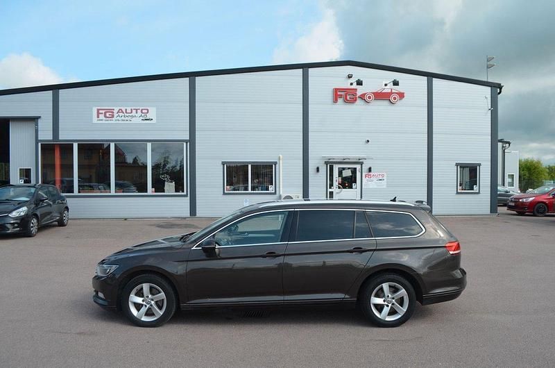 Mörkbrun (brun) Begagnad 2015 VW Passat Kombi | 104 900 kr (Marknadspris) - Bild 1/4