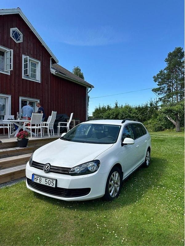 Vit Begagnad 2013 VW Golf VII Kombi | 75 000 kr (Bra pris) - Bild 1/4