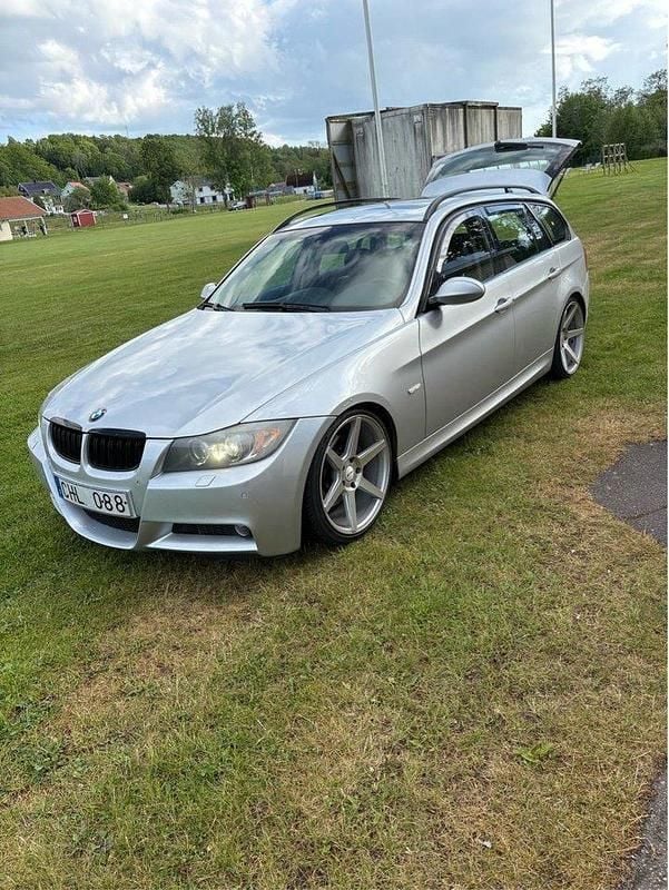 Silver Begagnad 2006 BMW 330 M Sport Kombi | 63 000 kr (Superpris) - Bild 1/3