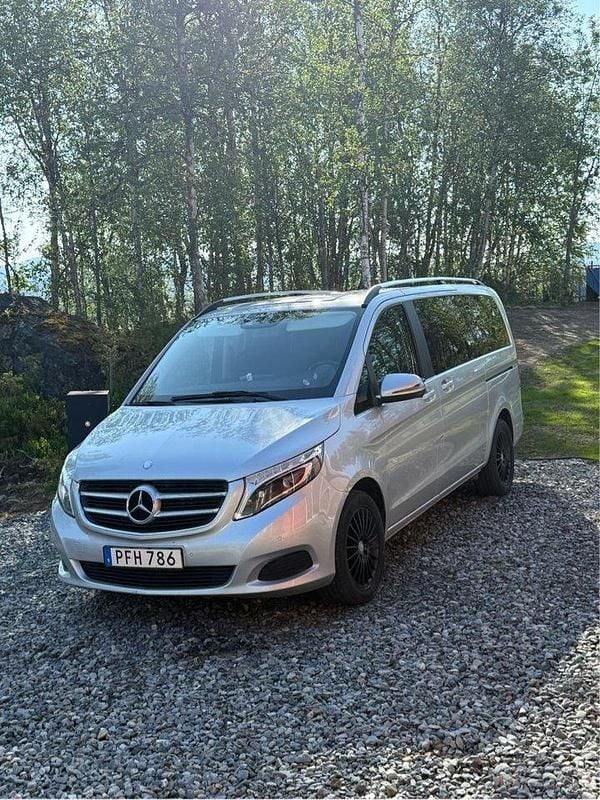Silver Begagnad 2017 Mercedes V220 Minibuss | 379 000 kr (Marknadspris) - Bild 1/4