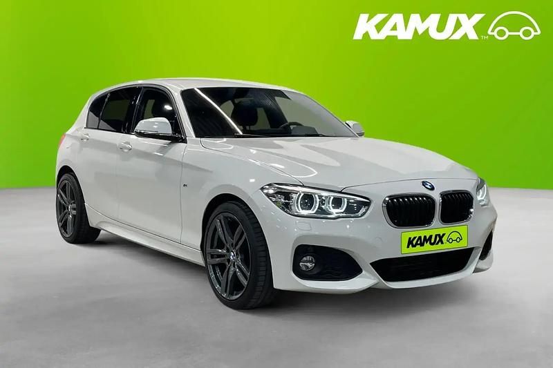 Vit Begagnad 2018 BMW 118 Halvkombi | 194 800 kr (Marknadspris) - Bild 1/4