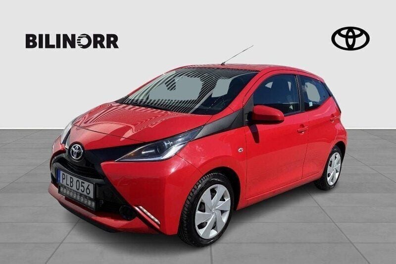 Röd Begagnad 2017 Toyota Aygo X-play Halvkombi | 99 900 kr (Marknadspris) - Bild 1/3