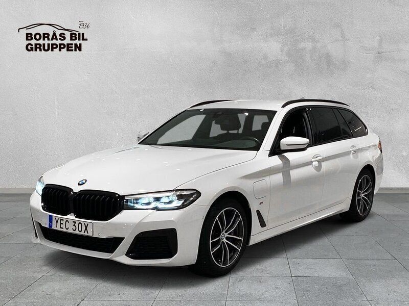 Vit Begagnad 2021 BMW 530e M Sport Kombi | 369 000 kr (Marknadspris) - Bild 1/4