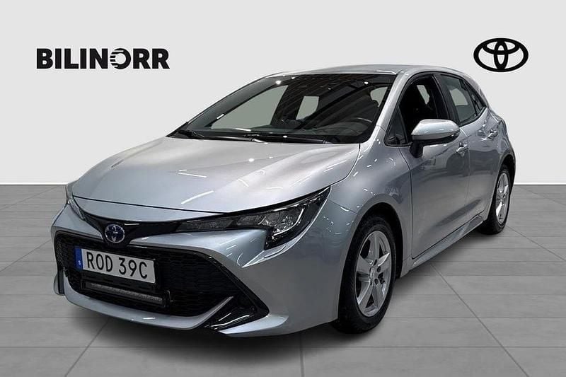 Silver Begagnad 2022 Toyota Corolla Hybrid Active Halvkombi | 229 900 kr (Marknadspris) - Bild 1/4
