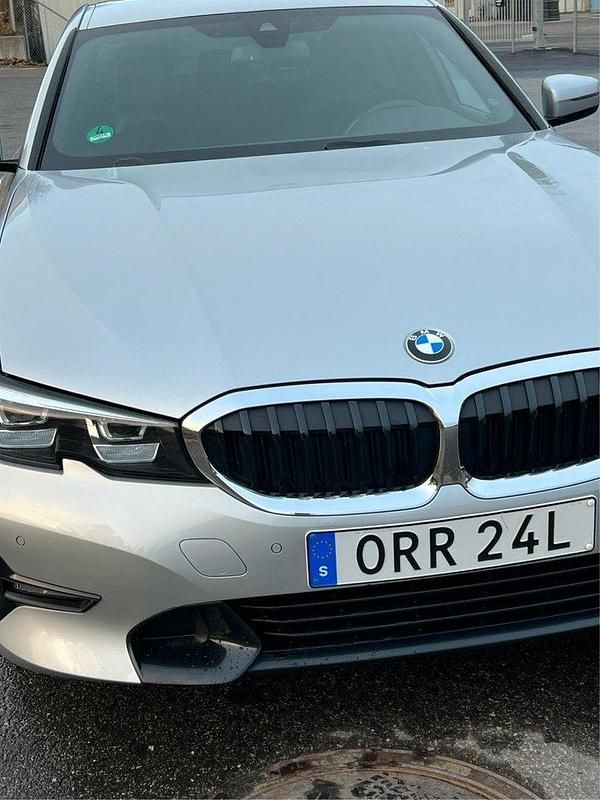 Silver Begagnad 2020 BMW 330e Sport Line Sedan | 305 000 kr (Marknadspris) - Bild 1/4
