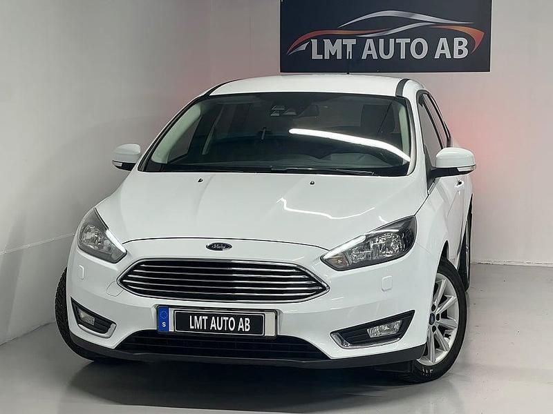 Vit Begagnad 2017 Ford Focus Titanium Kombi | 69 900 kr (Bra pris) - Bild 1/4