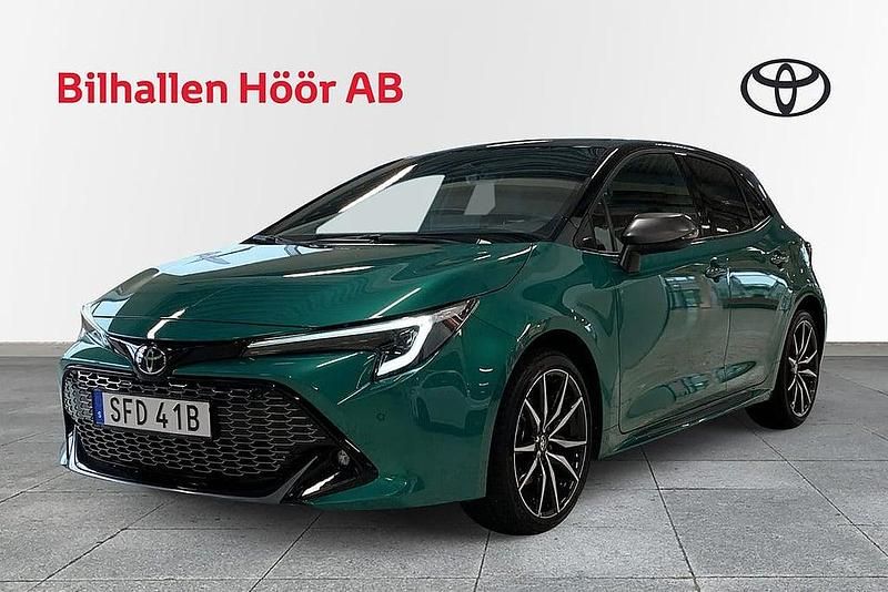 Grön Begagnad 2024 Toyota Corolla Hybrid Sport Halvkombi | 359 900 kr (Dyr) - Bild 1/3