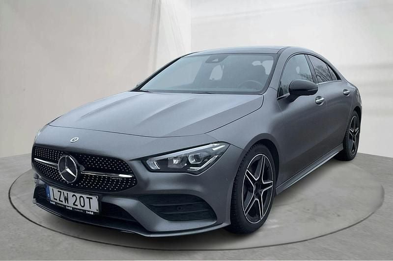 Grå Begagnad 2020 Mercedes CLA220 AMG Sedan | 319 000 kr (Marknadspris) - Bild 1/4