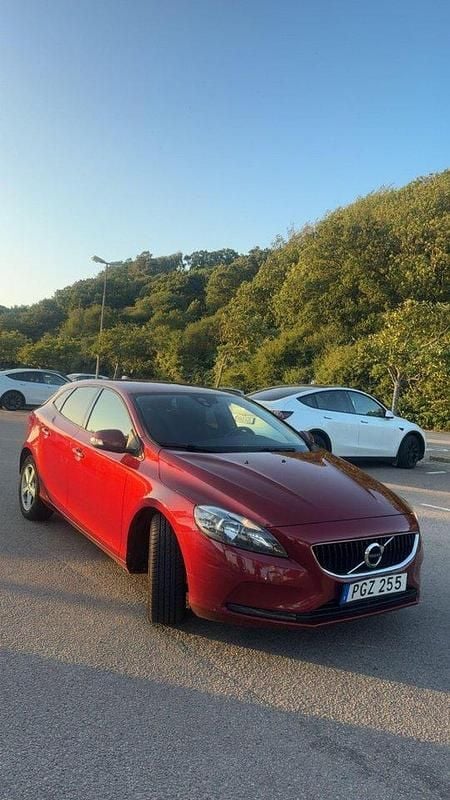 Röd Begagnad 2017 Volvo V40 Kinetic Kombi | 139 999 kr (Marknadspris) - Bild 1/4