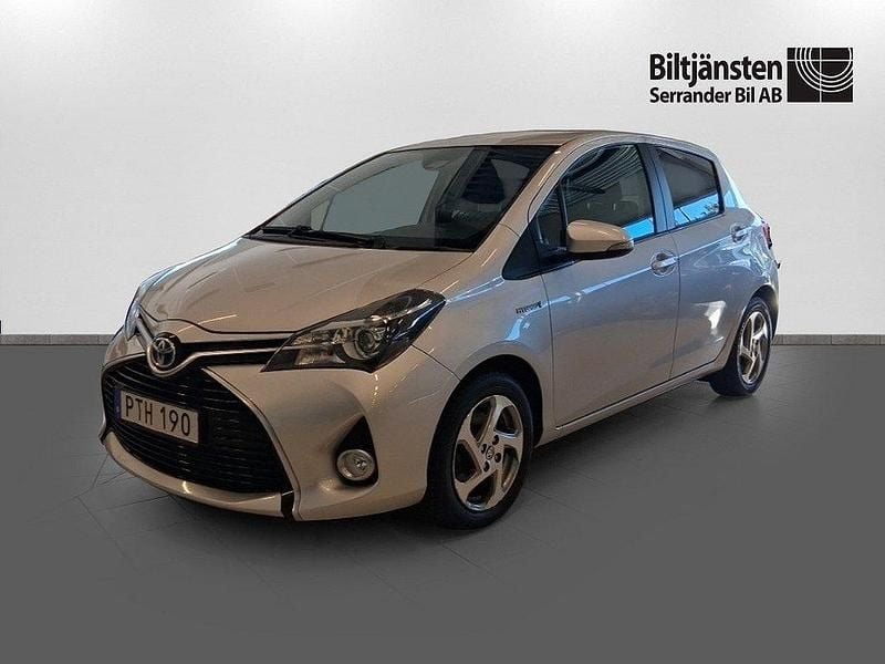 Silver Begagnad 2015 Toyota Yaris Hybrid Active Halvkombi | 129 900 kr - Bild 1/4