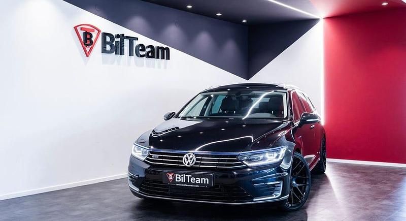 Svart Begagnad 2016 VW Passat GTE Kombi | 169 900 kr - Bild 1/4