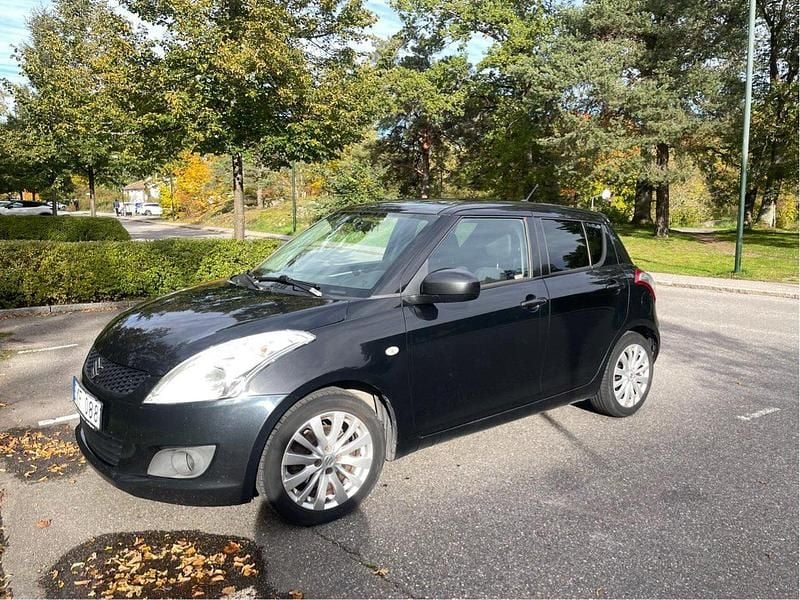 Svart Begagnad 2011 Suzuki Swift Halvkombi | 30 000 kr (Marknadspris) - Bild 1/3