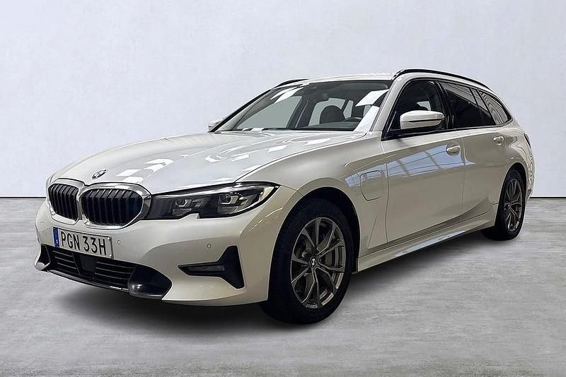 Vit Begagnad 2021 BMW 330e Kombi | 239 900 kr (Marknadspris) - Bild 1/4