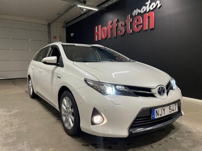 Vit Begagnad 2013 Toyota Auris Touring Sports Executive Kombi | 124 900 kr (Marknadspris) - Bild 1/4