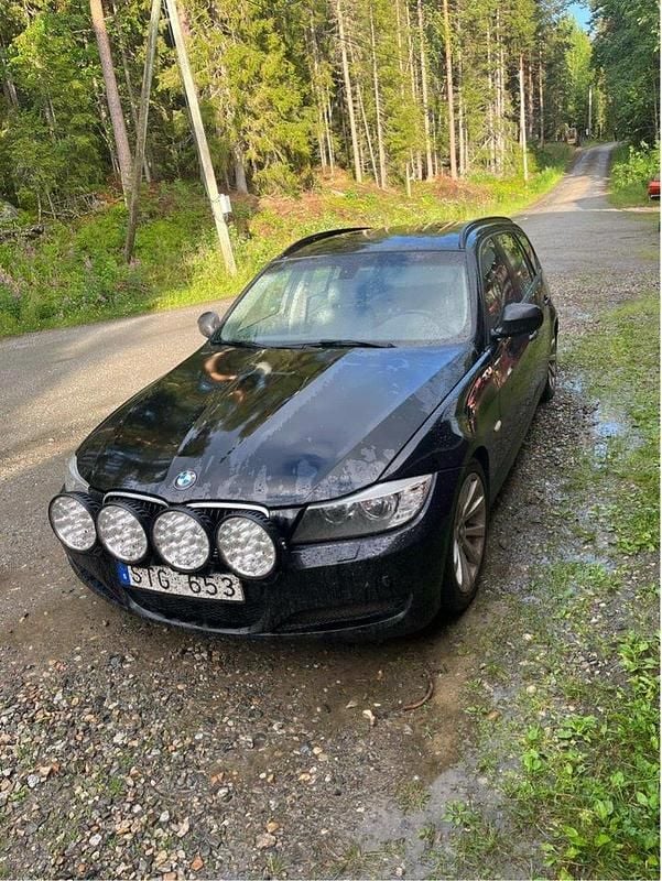 Svart Begagnad 2011 BMW 318 Comfort Edition Kombi | 49 000 kr (Marknadspris) - Bild 1/4