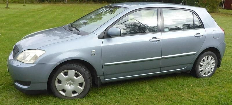 Blå Begagnad 2003 Toyota Corolla Halvkombi | 32 000 kr (Marknadspris) - Bild 1/4