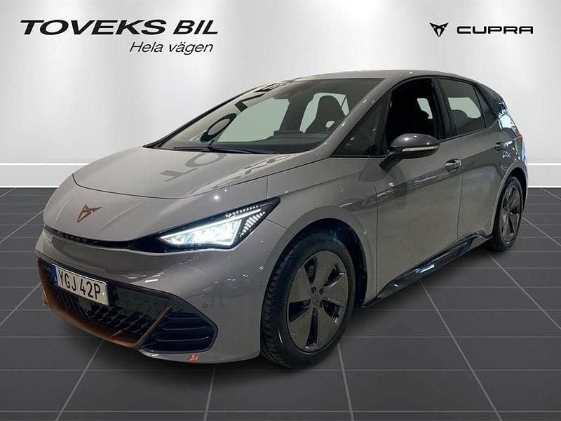 Ljusgrå (vapor grey) Begagnad 2023 Cupra Born Halvkombi | 279 900 kr (Marknadspris) - Bild 1/4