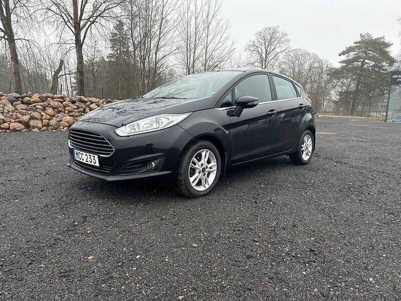 Svart (pantherblack) Begagnad 2015 Ford Fiesta Titanium Halvkombi | 84 500 kr (Marknadspris) - Bild 1/3