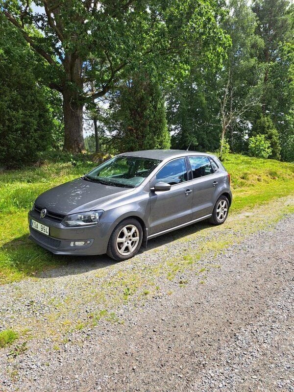 Grå Begagnad 2010 VW Polo Halvkombi | 32 000 kr (Marknadspris) - Bild 1/4