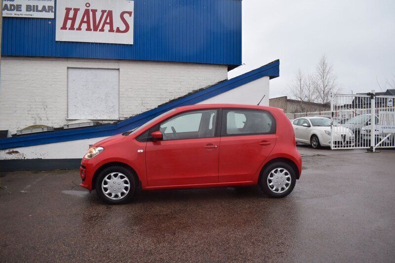 Röd Begagnad 2015 VW up! high up! Halvkombi | 54 500 kr (Marknadspris) - Bild 1/4