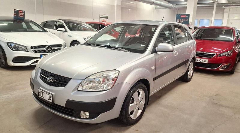 Silver Begagnad 2009 Kia Rio Halvkombi | 44 999 kr (Marknadspris) - Bild 1/3