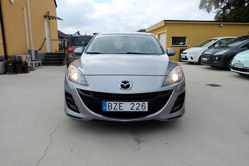 Grå Begagnad 2009 Mazda 3 Inclusive Halvkombi | 39 900 kr (Lite dyr) - Bild 1/4