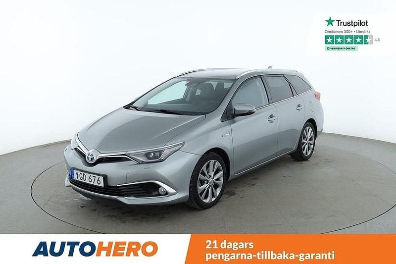 Ljusgrå Begagnad 2016 Toyota Auris Touring Sports Executive Kombi | 159 000 kr (Marknadspris) - Bild 1/4