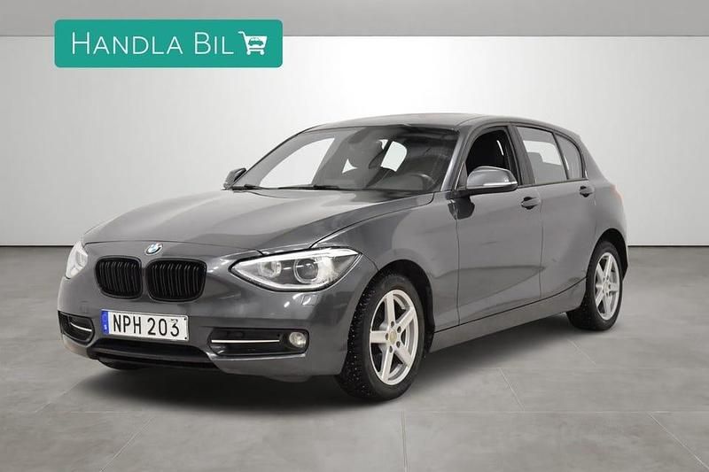 Grå Begagnad 2014 BMW 118 Sport Line Halvkombi | 99 800 kr (Marknadspris) - Bild 1/4