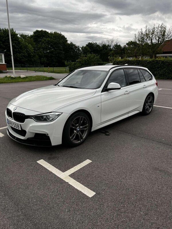 Vit Begagnad 2015 BMW 318 M Sport Kombi | 159 900 kr (Lite dyr) - Bild 1/4