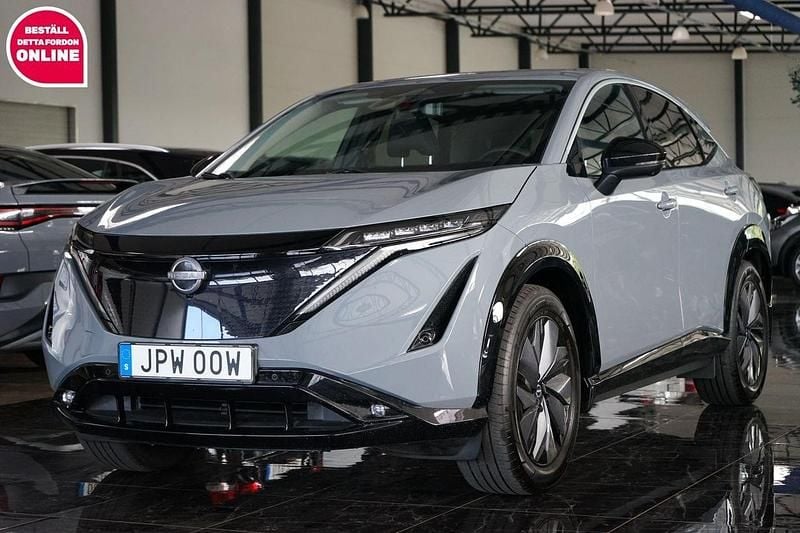 Ljusgrå Begagnad 2023 Nissan Ariya Advance SUV | 399 500 kr (Bra pris) - Bild 1/4