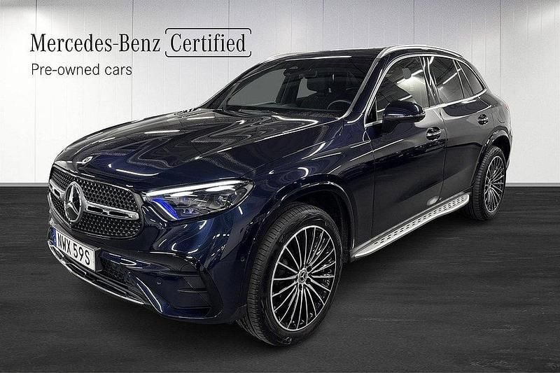 Mörkblå Begagnad 2024 Mercedes GLC300e AMG line SUV | 708 900 kr (Marknadspris) - Bild 1/4